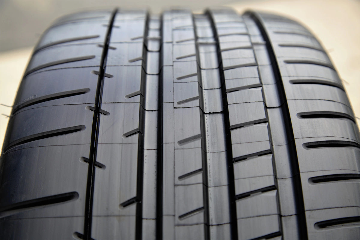 Summer 265/35ZR19/XL (98Y) Tire L469334